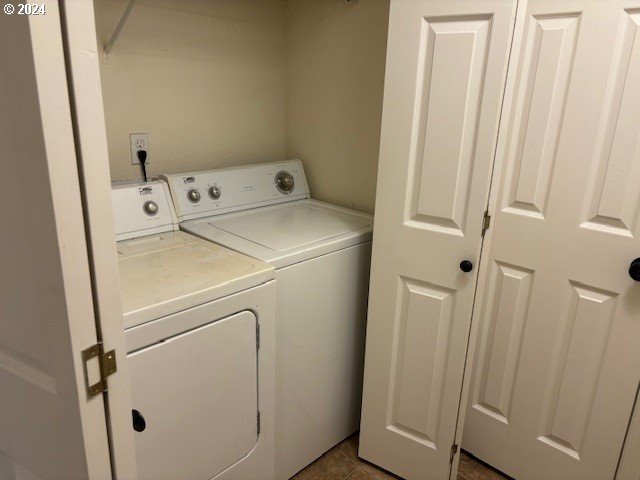 washroom with washing machine and clothes dryer