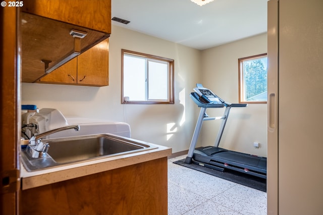 workout room with sink