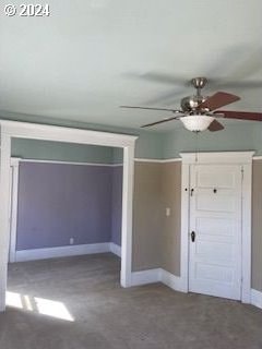 entryway featuring carpet flooring and ceiling fan