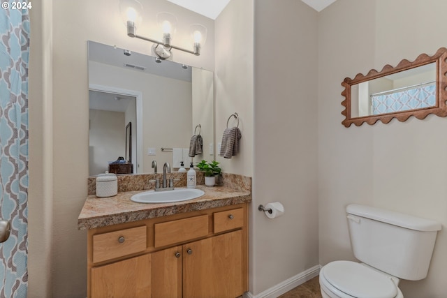 full bathroom with visible vents, toilet, vanity, and baseboards