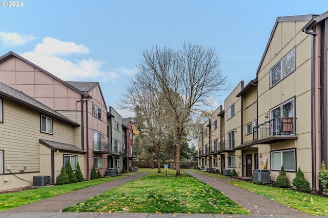 view of property's community featuring a residential view and a lawn