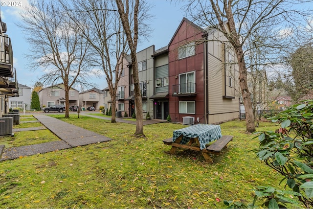 view of property's community featuring a yard and a residential view