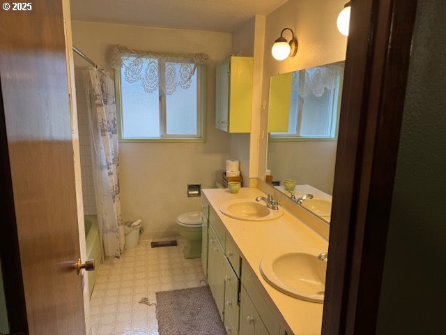 full bathroom featuring toilet, vanity, and shower / bath combo with shower curtain