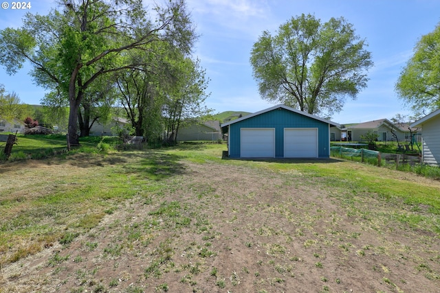 view of yard with an outdoor structure and a garage