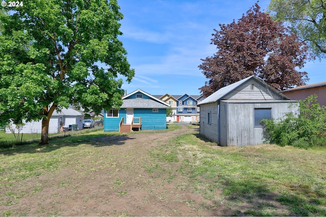 view of yard featuring a shed