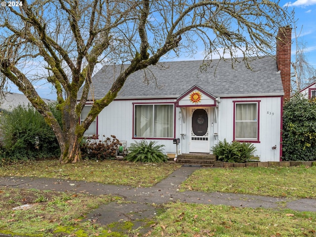 view of front facade with a front yard