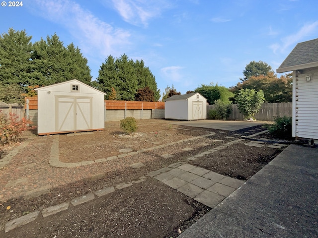 view of yard with a shed