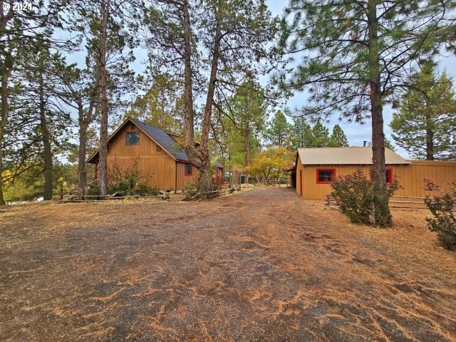 view of yard featuring an outdoor structure