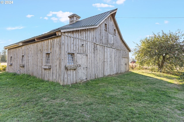 view of outdoor structure featuring a yard