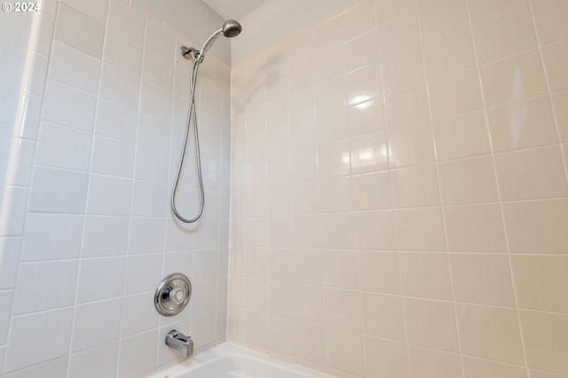 bathroom with tiled shower / bath combo