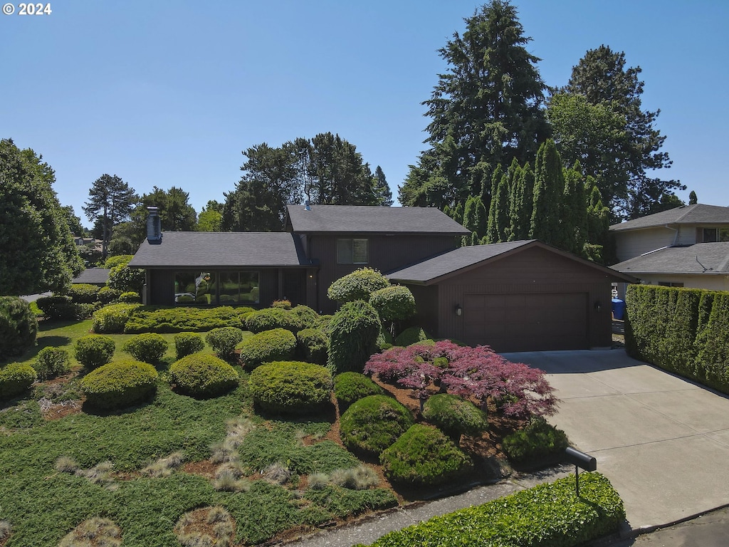 view of front of property featuring a garage