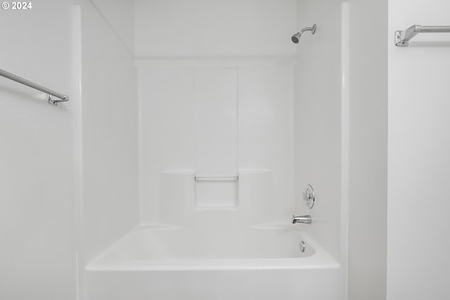 bathroom with bathtub / shower combination