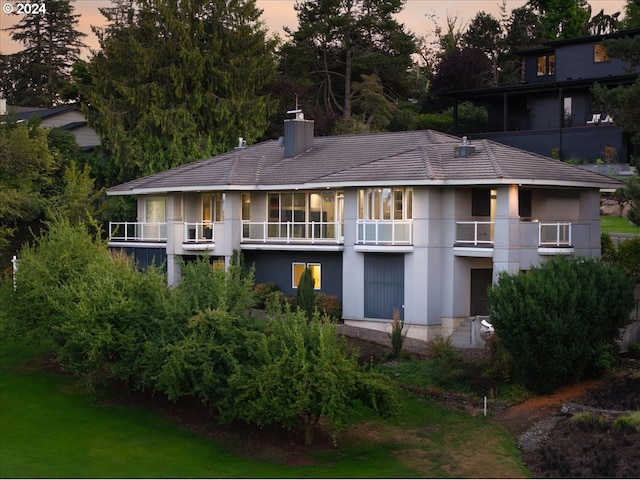 view of back house at dusk