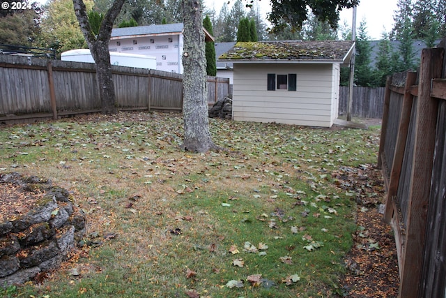 view of yard with a storage unit