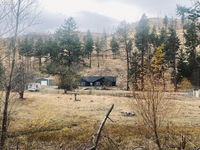 view of yard featuring a rural view