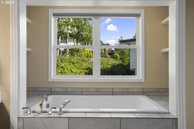 bathroom featuring tiled tub