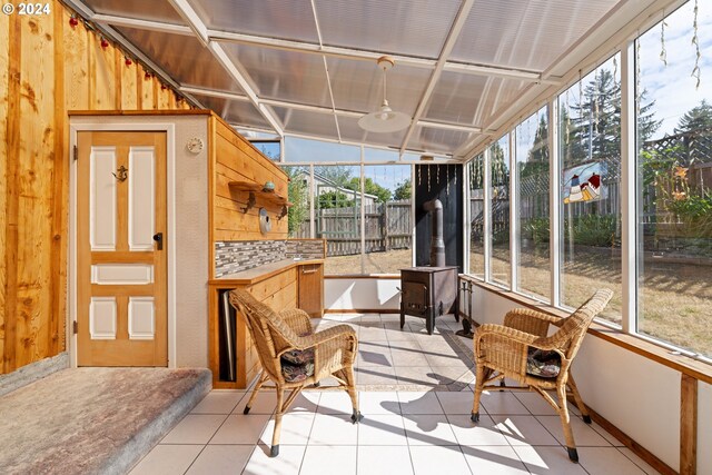 sunroom with lofted ceiling