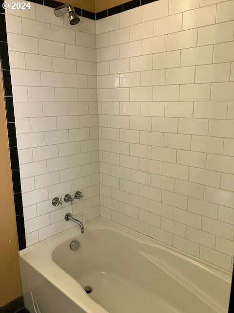 bathroom featuring tiled shower / bath