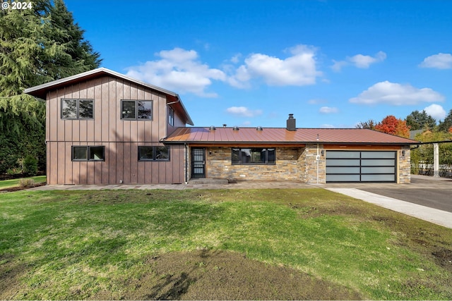 view of front facade featuring a garage and a front yard