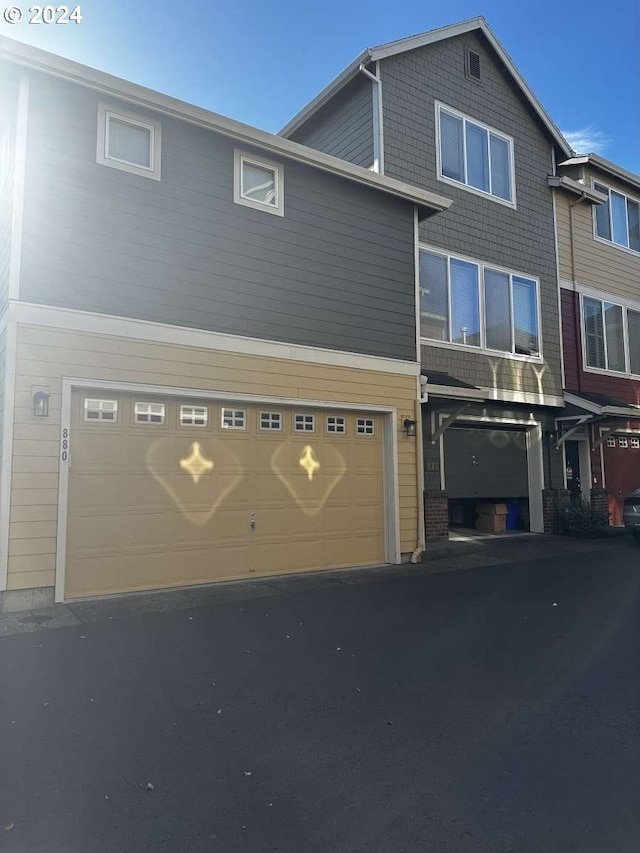 view of front facade with a garage