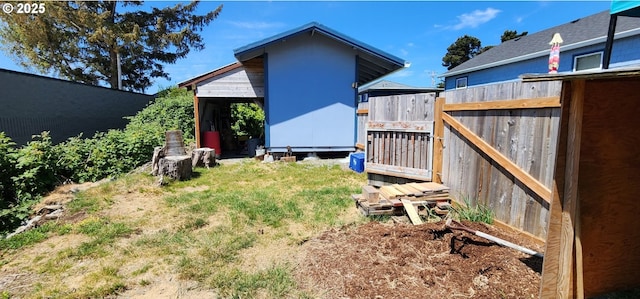 94142 4th St, Gold Beach, OR 97444 - view of yard with an outdoor structure