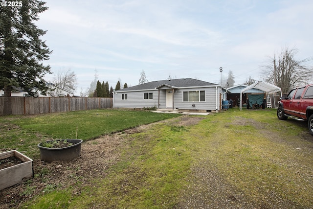 view of front of property featuring a front yard