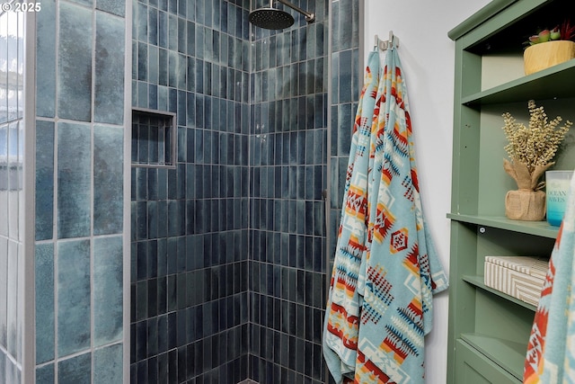 full bathroom featuring tiled shower