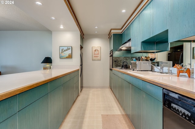 kitchen with stainless steel appliances, sink, and backsplash