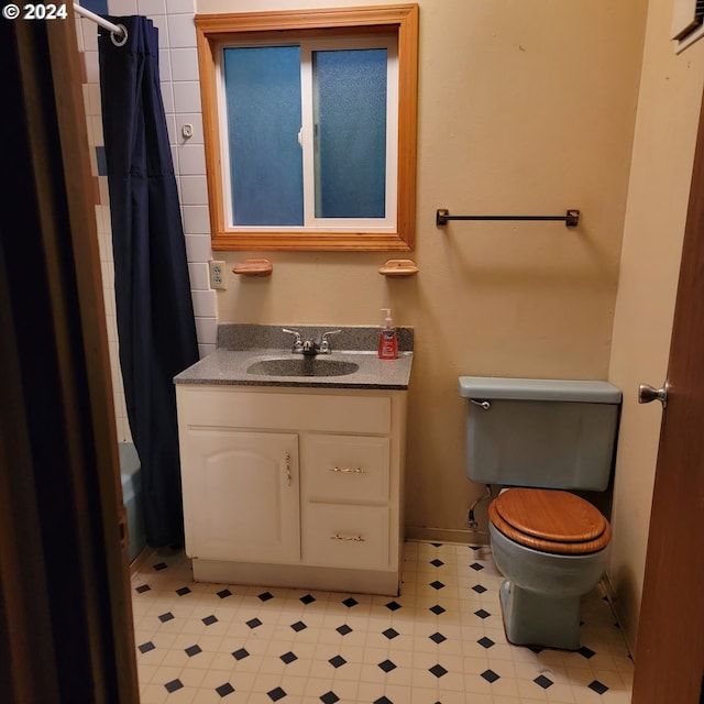 bathroom with vanity, curtained shower, and toilet