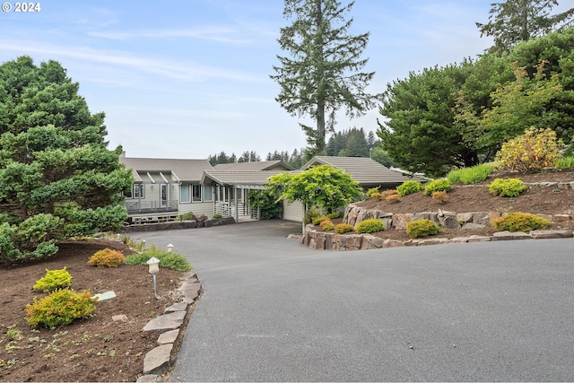 view of front of property with driveway