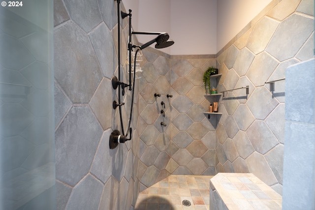 bathroom featuring a tile shower