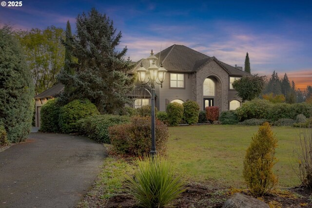 view of front of property featuring a lawn