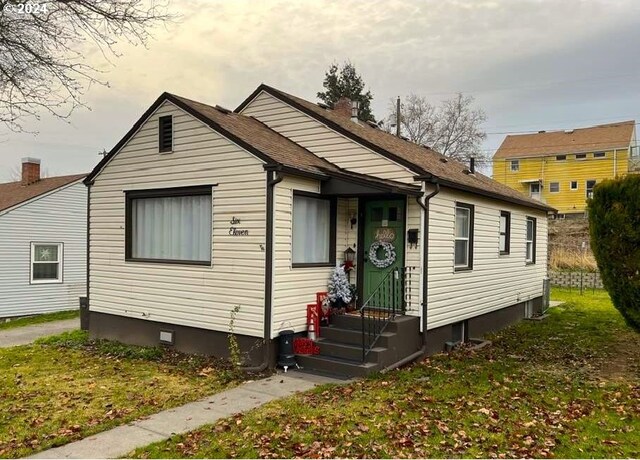 view of front of property with a front yard