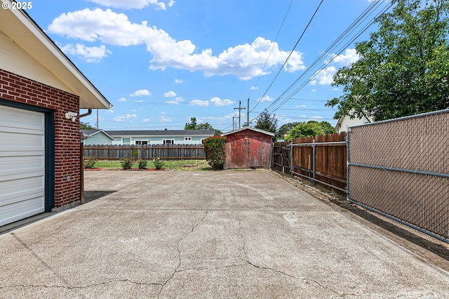 970 Kalmia St, Junction City, OR 97448 - fenced backyard with a shed and a patio area