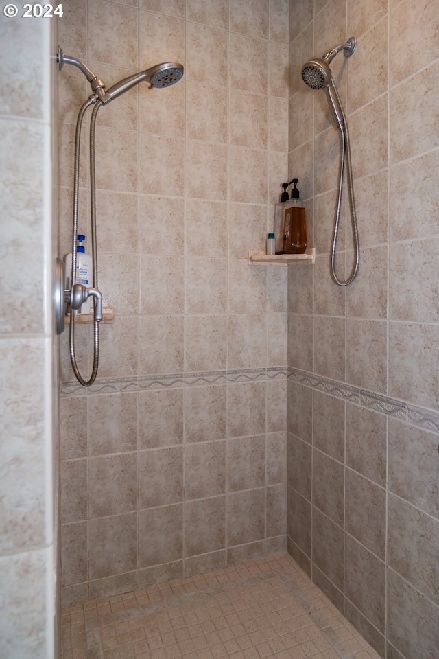 bathroom featuring tiled shower