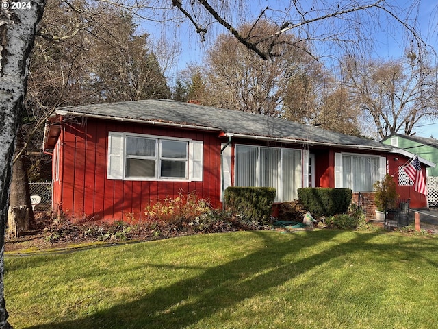 1106 N Myrtle Rd, Myrtle Creek, OR 97457 - view of front facade featuring a front lawn and a shingled roof