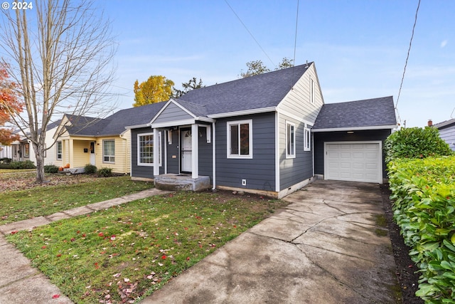 view of front of home featuring a front lawn and a garage