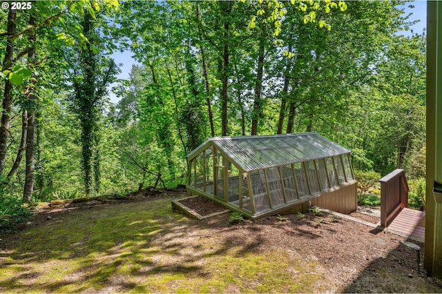 view of yard with an outbuilding