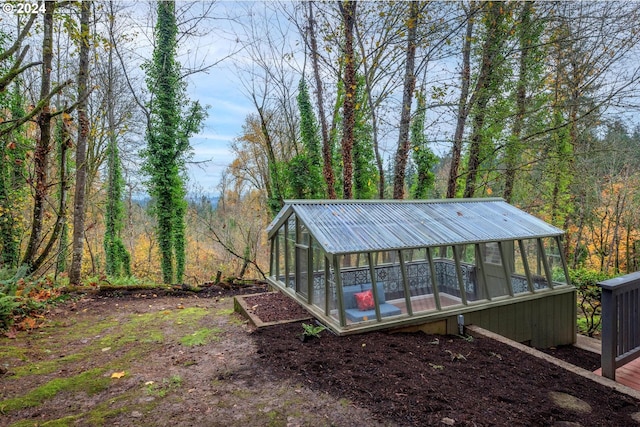 view of yard featuring an outdoor structure