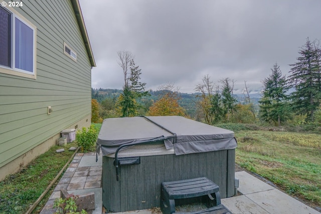 view of yard featuring a hot tub