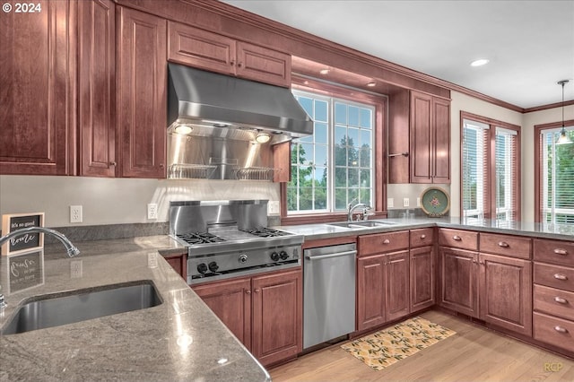 kitchen featuring dark stone counters, light hardwood / wood-style flooring, stainless steel appliances, crown molding, and sink