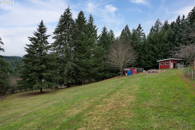 view of yard featuring an outdoor structure