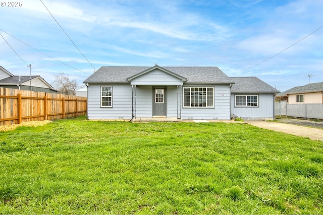 view of front of home featuring a front lawn