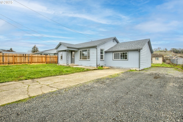 ranch-style house featuring a front yard