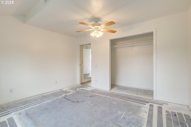 unfurnished bedroom with ceiling fan and a closet