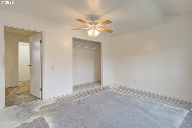 unfurnished bedroom with ceiling fan and a closet