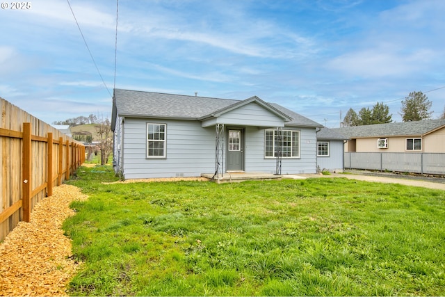 view of front of property featuring a front lawn