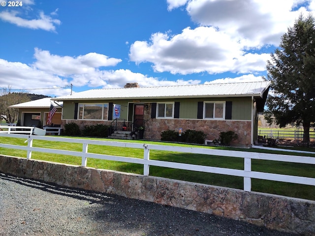 ranch-style house featuring a front lawn