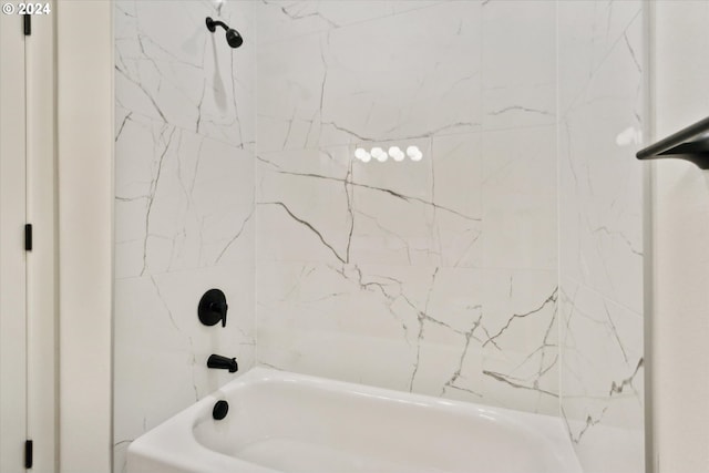 bathroom featuring tiled shower / bath combo