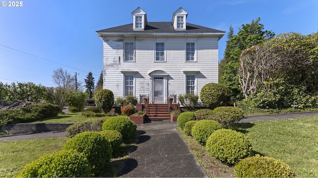 view of front of house featuring a front yard